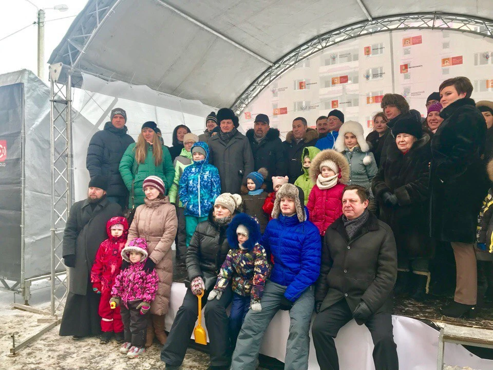 Фото на память после вручения ключей от квартир.