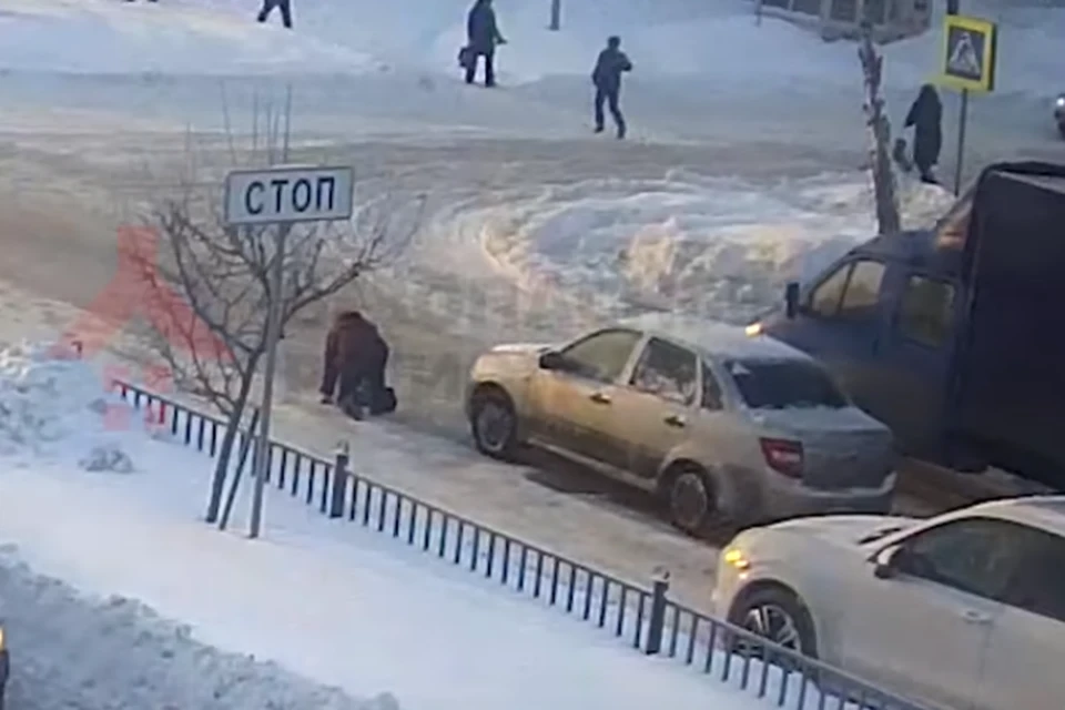Машина проехала по беспомощной женщине в Ярославле. Фото: скриншот с видео камеры уличного наблюдения «Yarnet Ltd».