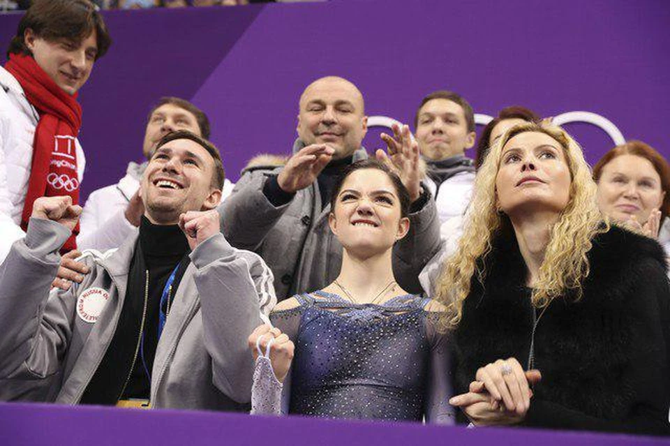 Евгения Медведева празднует победу в короткой программе командного турнира.