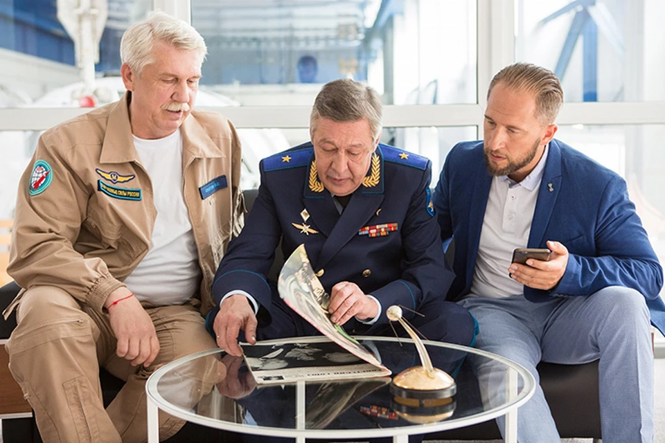 Михаил Ефремов (в центре) сыграл генерала Брусницына, готовящего полет наших космонавтов на Луну