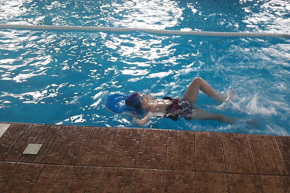 Некоторые дети даже научились плавать на спине Фото: предоставлено Амурским общественным благотворительным фондом защиты семьи, материнства и детства «МАМА»