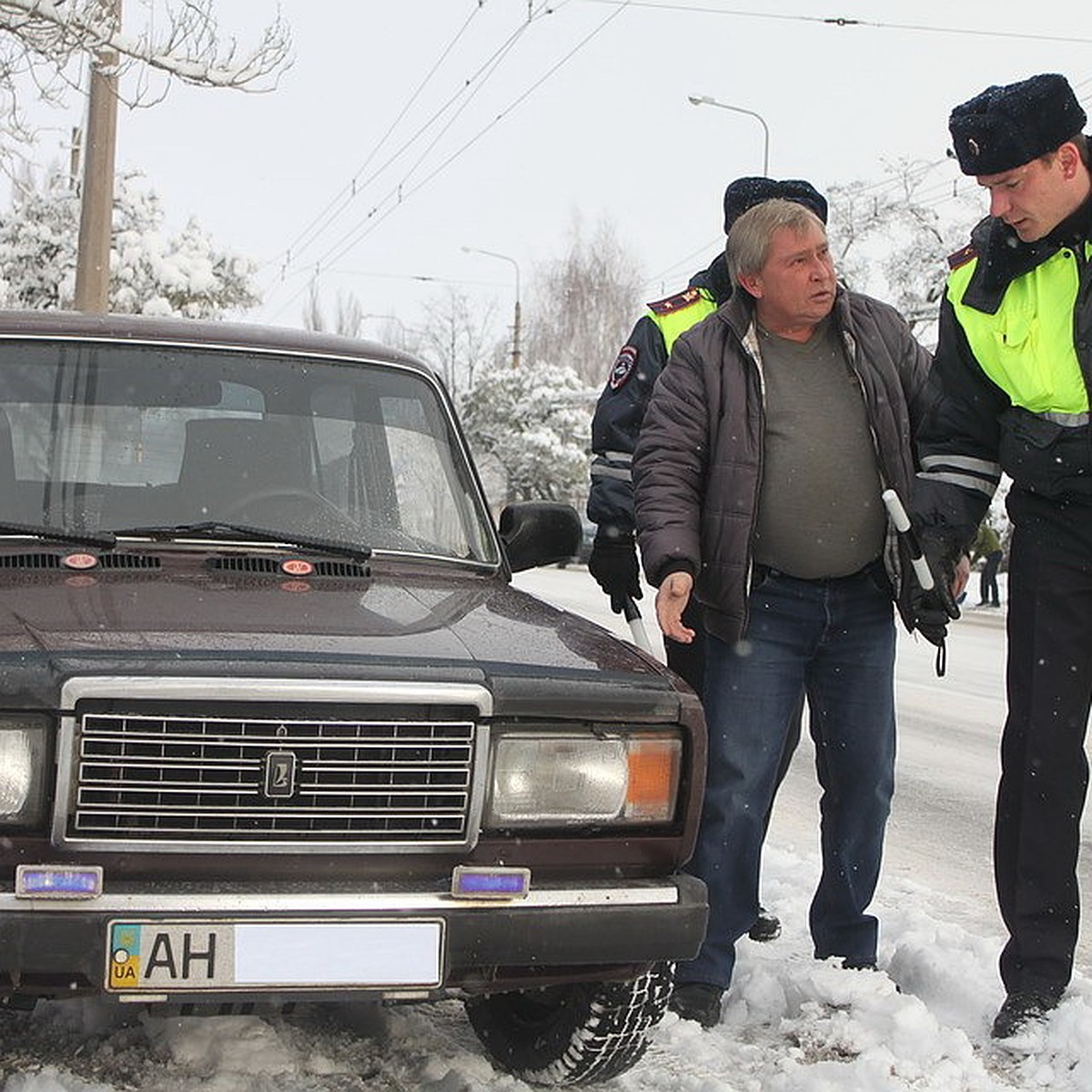 На границе с Украиной дончан задерживают на автомобилях с номерами ДНР -  KP.RU