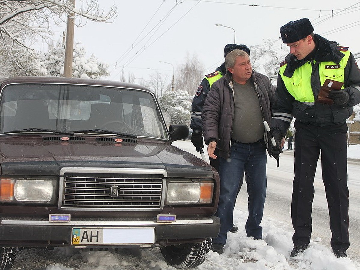 На границе с Украиной дончан задерживают на автомобилях с номерами ДНР -  KP.RU