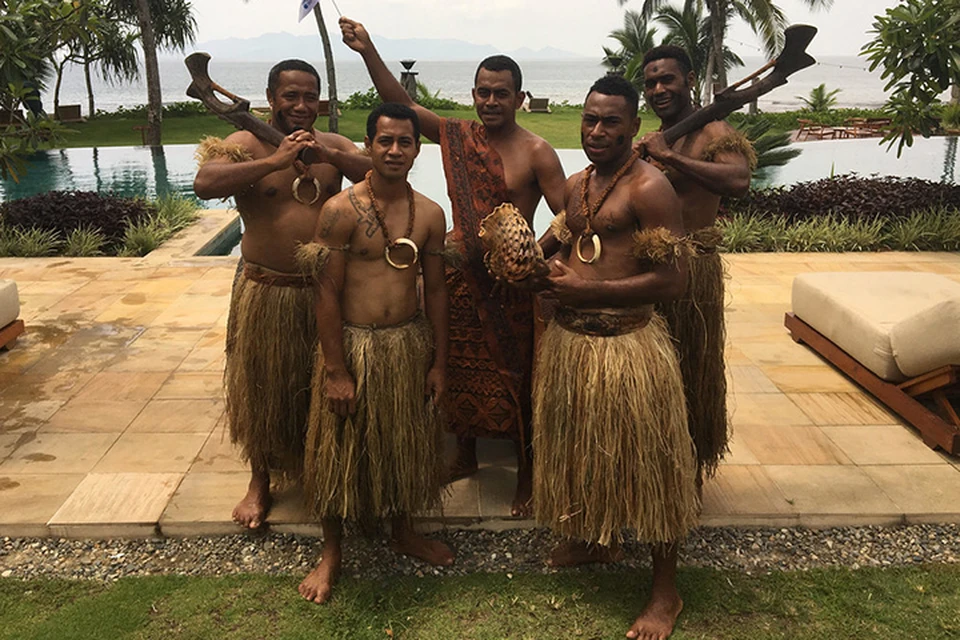 В некоторых курортных отелях гостей встречают традиционно раздетые фиджийцы