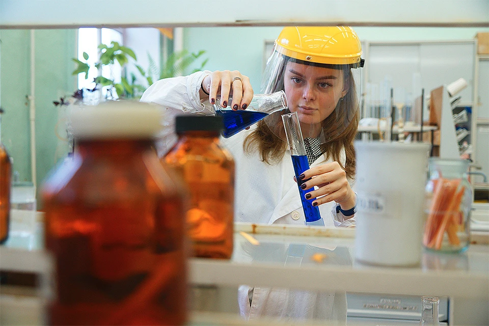 Студенты-химики Екатеринбурга в химической лаборатории во время занятий.