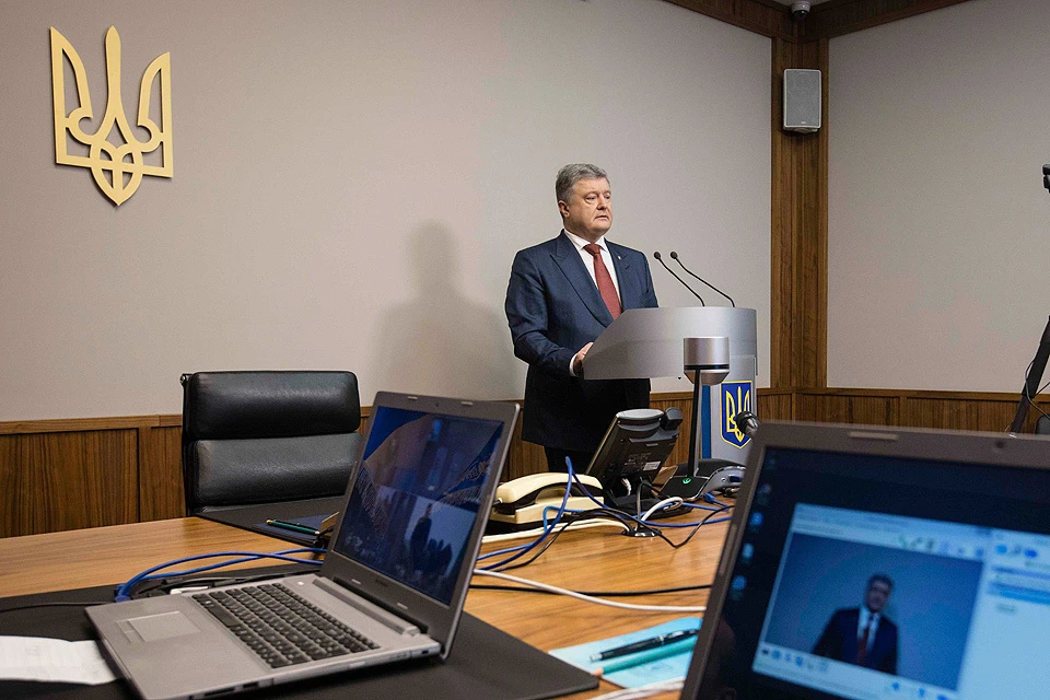 21 февраля президента Украины Петра Порошенко допросили по делу экс-президента Украины Виктора Януковича при помощи видеосвязи.
