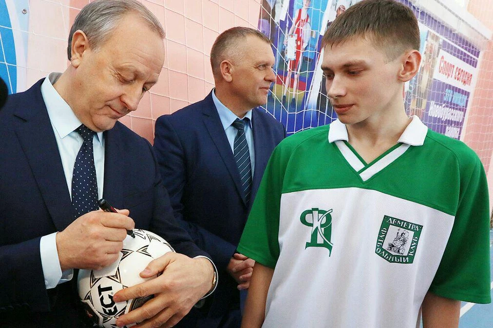 Валерий Радаев подписал мяч футболистам местной команды.
