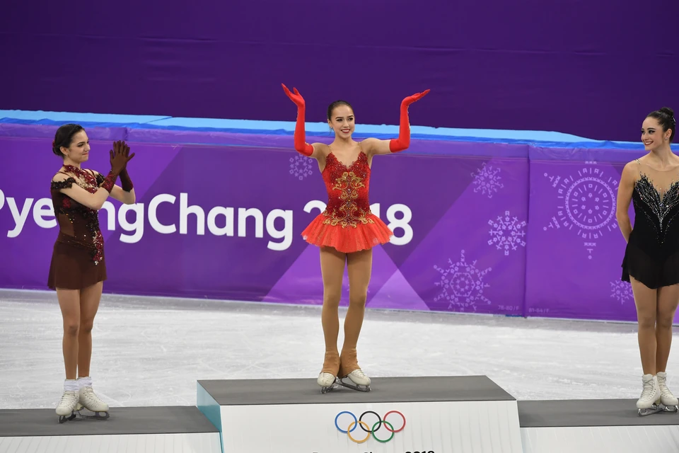 Впервые в истории фигурного катания в женском турнире две медали взяли россиянки: «золото» – у Алины Загитовой, «серебро» досталось Евгении Медведевой.