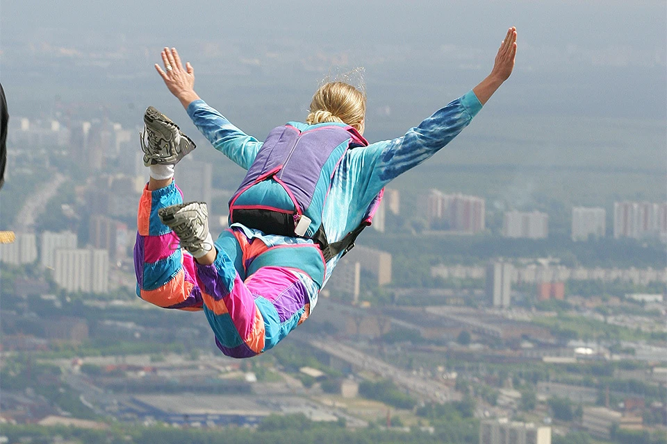 Бейсджампинг - экстремальный и очень опасный вид спорта, его энтузиасты в городе используют для прыжков с парашютом высокие здания и столбы.