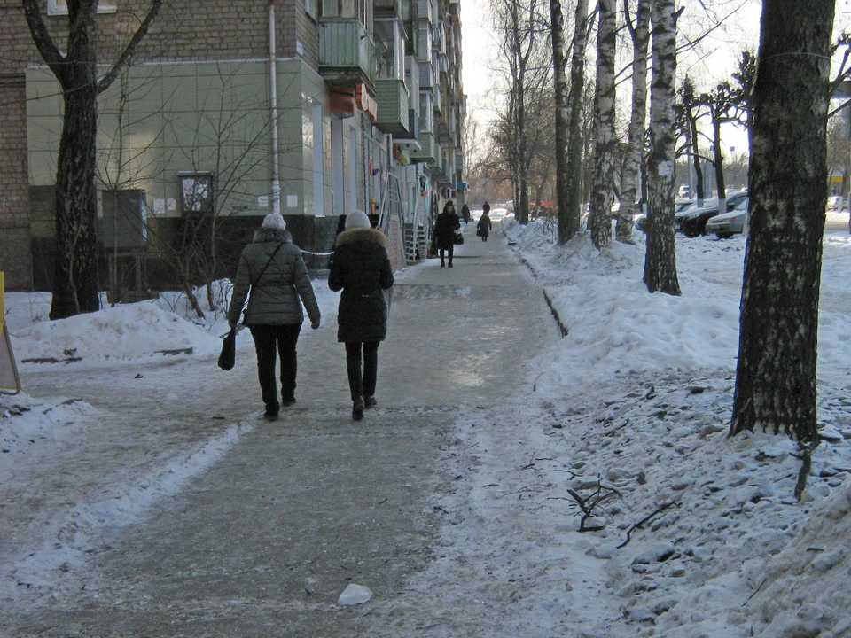 Грязные снег и лед, сложенные вдоль тротуаров, в нашем городе в порядке вещей. Хотя вывозить их должны регулярно.