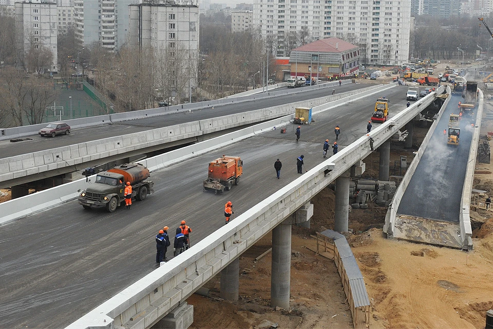 Строительство крупной транспортной развязки в Москве.