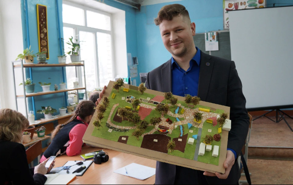 Николай Вешта с макетом будущего парка «Доступная природа» Фото предоставлено Центром развития добровольчества Рязани