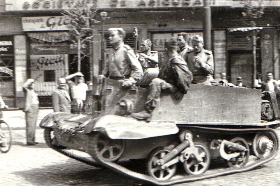 Солдаты Красной Армии на танке, поставленном по программе ленд-лиза.