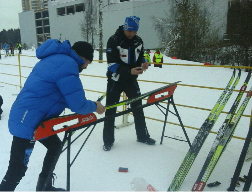 Нередко перед самым стартом погода меняется, и тренерам приходится заново смазывать лыжи. Фото: с личной страницы Андрея Нутрихина в соцсети "Вконтакте"