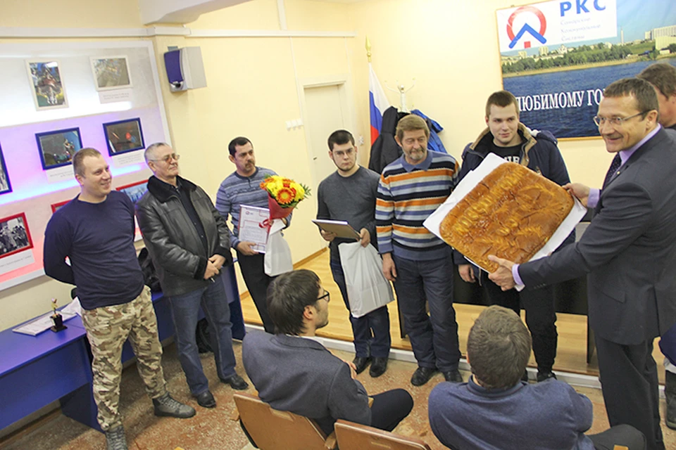 Победители шуги кроме почета получили огромный пирог на всю команду