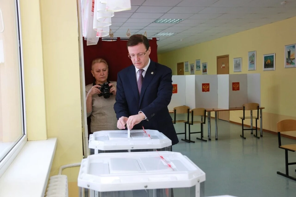 Дмитрий Азаров проголосовал в родной школе