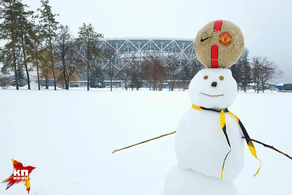 Снеговик у стадиона в соответствующей экипировке.
