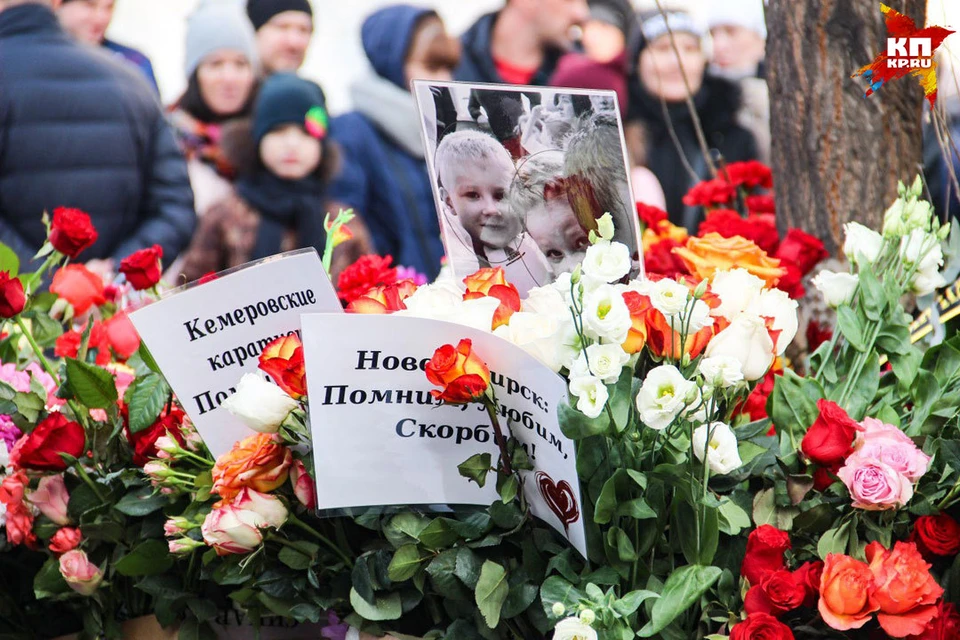 К мемориалу памяти возле ТЦ «Зимняя вишня» в Кемерове несут цветы люди со всей Сибири