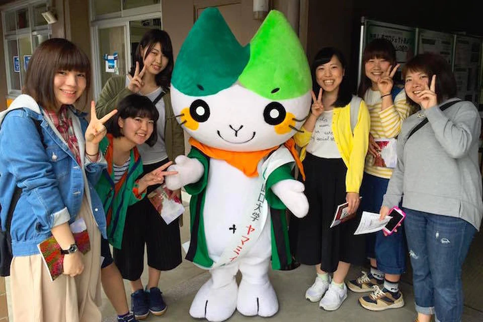 Японские студенты с главным символом Университета Ямагути. Фото: Facebook.