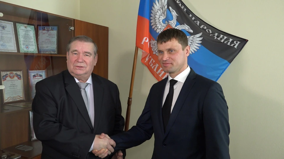 Министр ЖКХ Сергей Наумец и министр образования Евгений Горохов скрепили своими подписями документ, согласно которому будет развиваться взаимодействие между их ведомствами