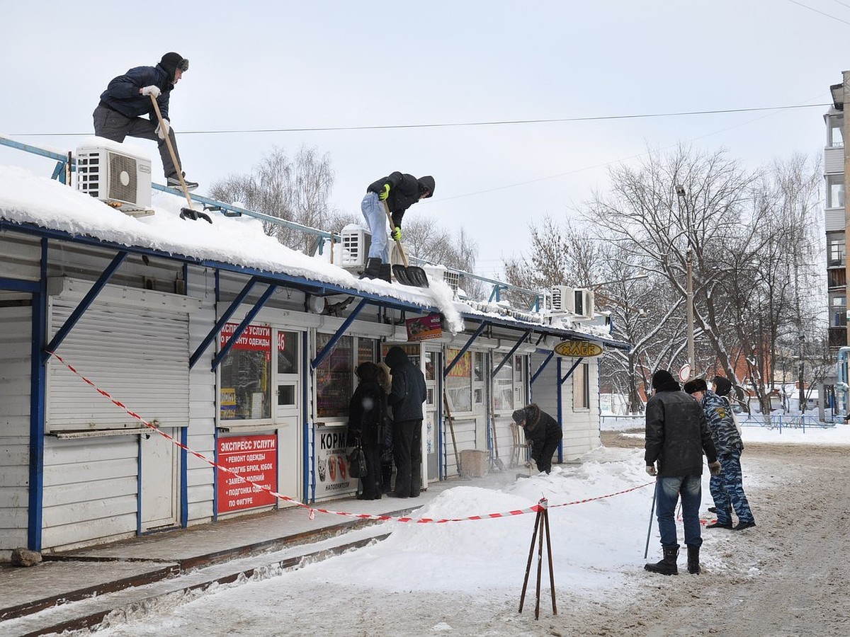 Весна в Ижевске: что делать, если снег упал с крыши на голову или повредил  автомобиль - KP.RU