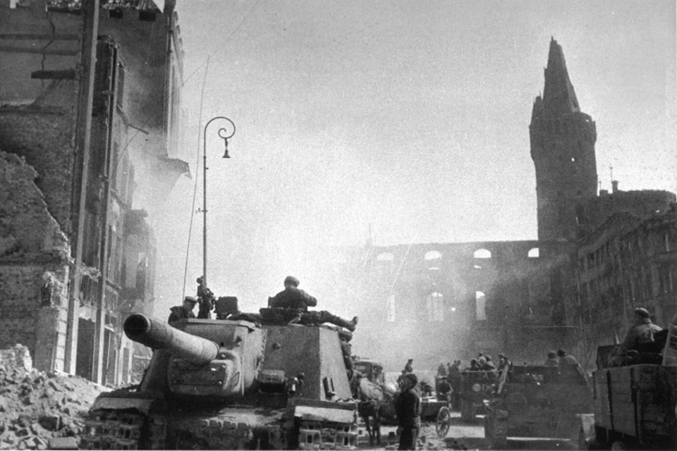 9 апреля 1945 года. Советская самоходка на фоне Королевского замка.