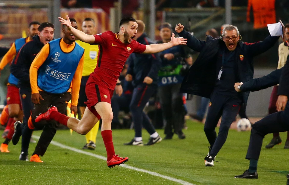 Защитник "Ромы" Костас Манолас празднует победный гол, который вывел его клуб в полуфинал Лиги Чемпионов.