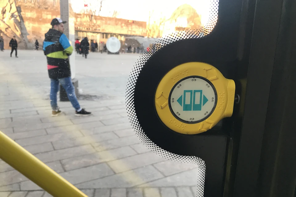 Кнопки в новых автобусах установлены по аналогии с современными трехсекционными моделями трамваев. Фото: Светлана ОЛИФИРОВА