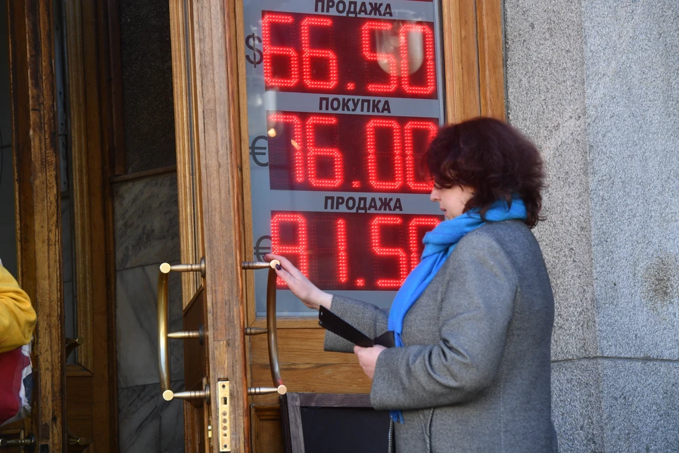 Рубль снова начал укрепляться по отношению к евро и доллару