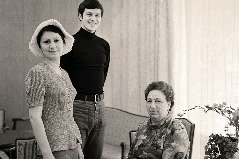 Виктория с бабушкой (женой генсека) и первым мужем Михаилом Филипповым. 1973 год. Фото: Владимир МУСАЭЛЬЯН/TASS