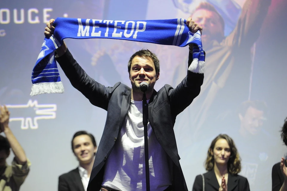 На премьеру Данила Козловский пришел в шарфе футбольной команды "Метеор".