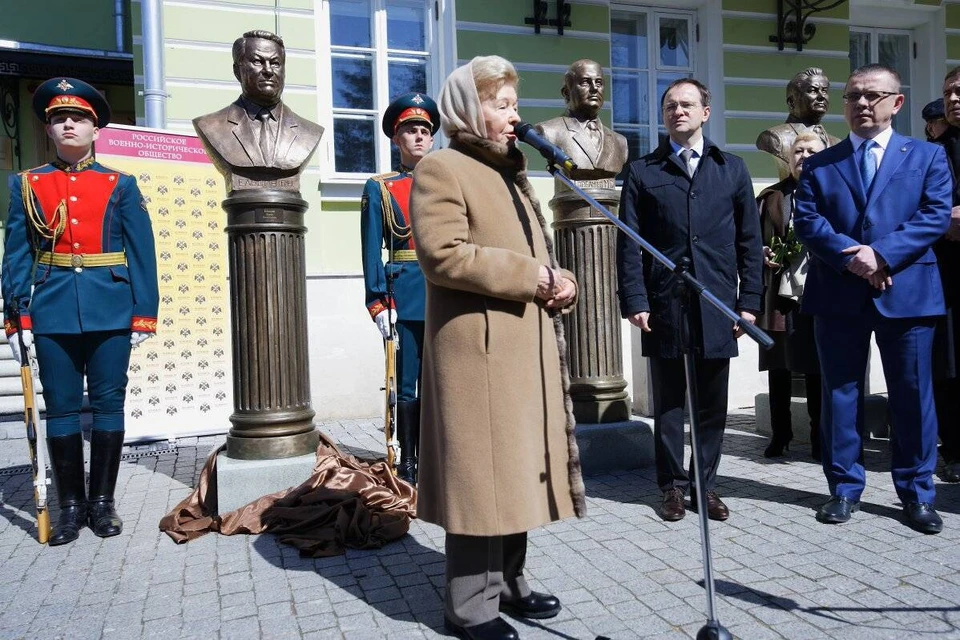 Наина Ельцина во время открытия бюста первого президента России. ФОТО РВИО