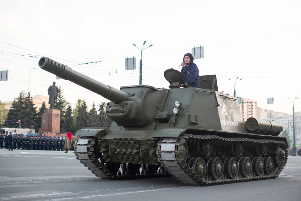 Настоящий боевой танк возглавит колонну бронированной техники