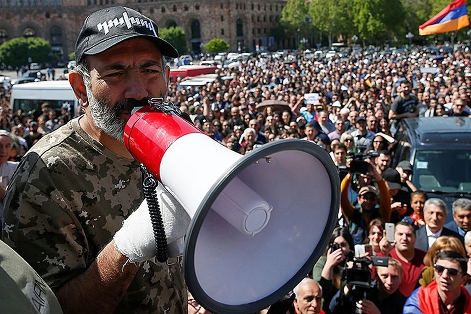 Армения стала парламентской республикой, и вся полнота власти сосредоточена теперь в руках главы правительства. Которое и хочет возглавить Пашинян