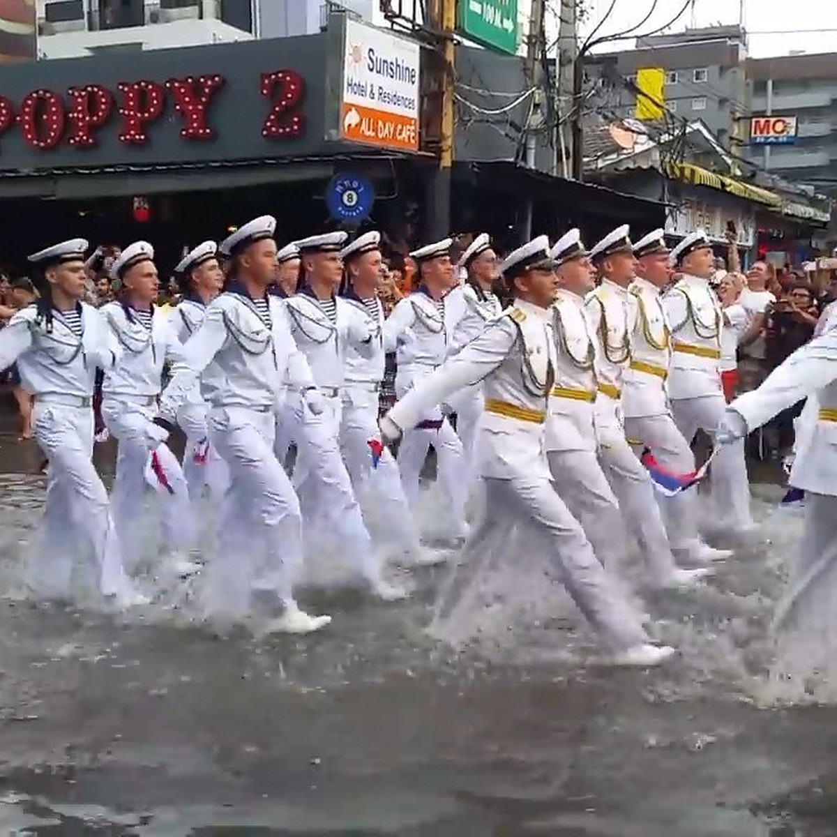 Прощание славянки в параде тайланде. Моряки маршируют. Русские моряки маршируют в Тайланде. Парад Победы в Тайланде. Парад наших моряков в Китае.