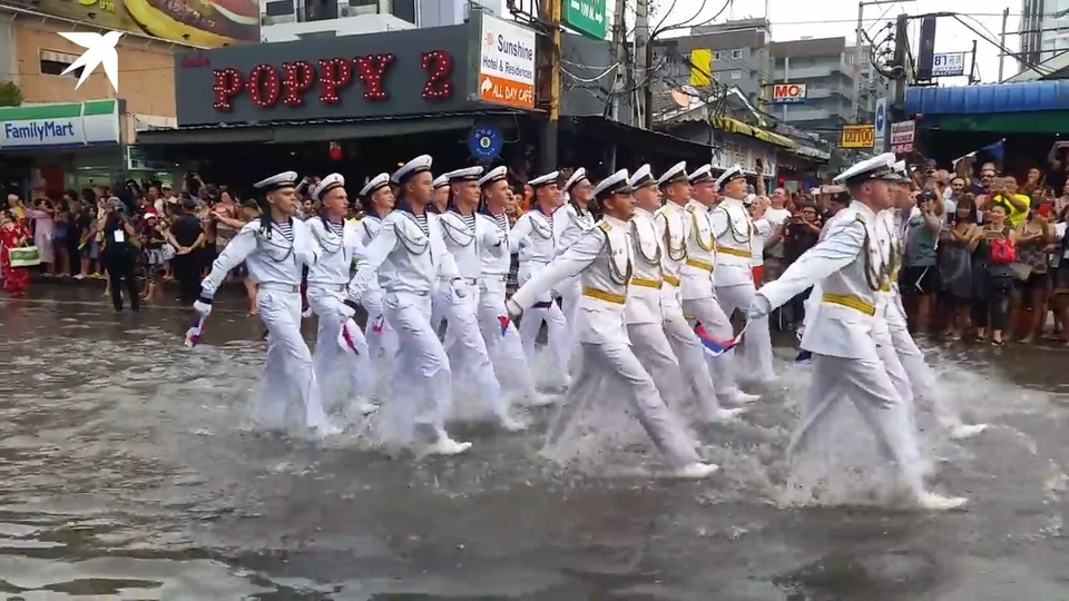 Видео, как российские моряки маршируют по щиколотку в воде на параде в Таиланде, набирает популярность в сети