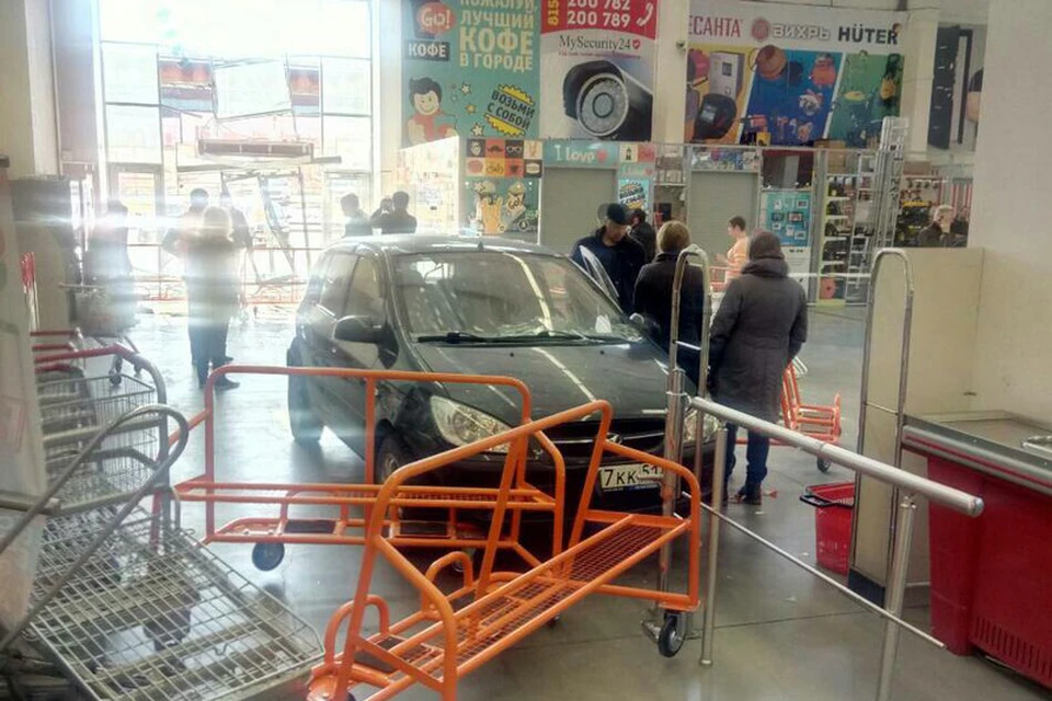 Водитель иномарки решил припарковать прямо у кассы строймаркета. Фото: Мурманск ДТП ЧП