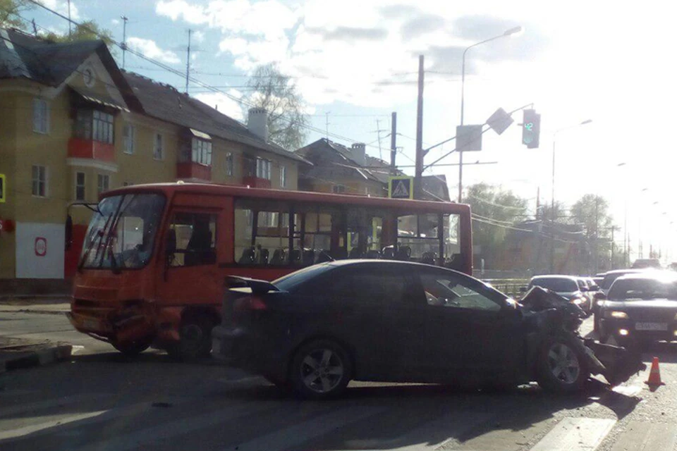 Иномарка и маршрутка столкнулись в Автозаводском районе