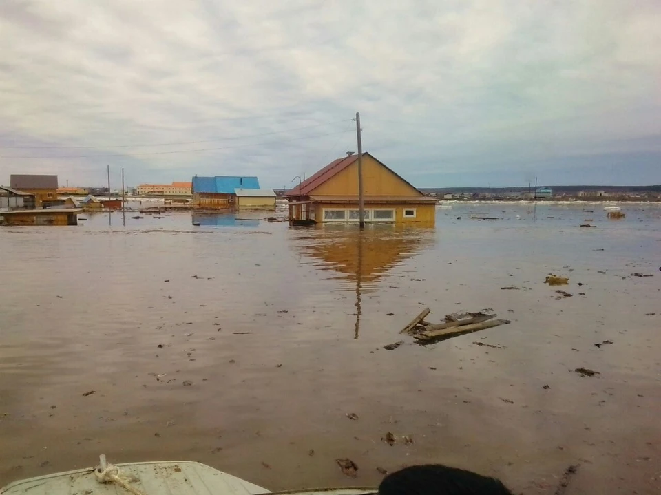 Многие дома в Якутии затопило по самые крыши.