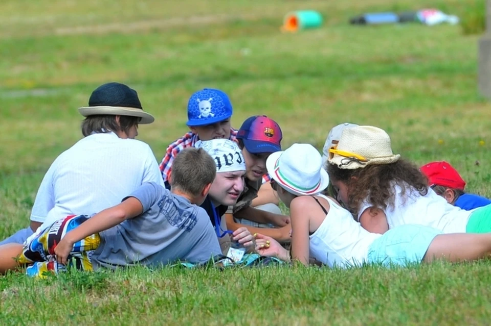Тысячи ребятишек отдохнуть этим летом за городом - в лагере.