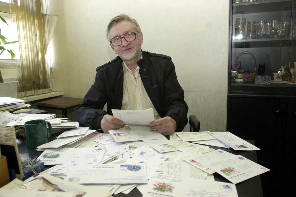 Ярослав Голованов в редакции «КП» с читательскими письмами, которые приходили ему десятками и сотнями...