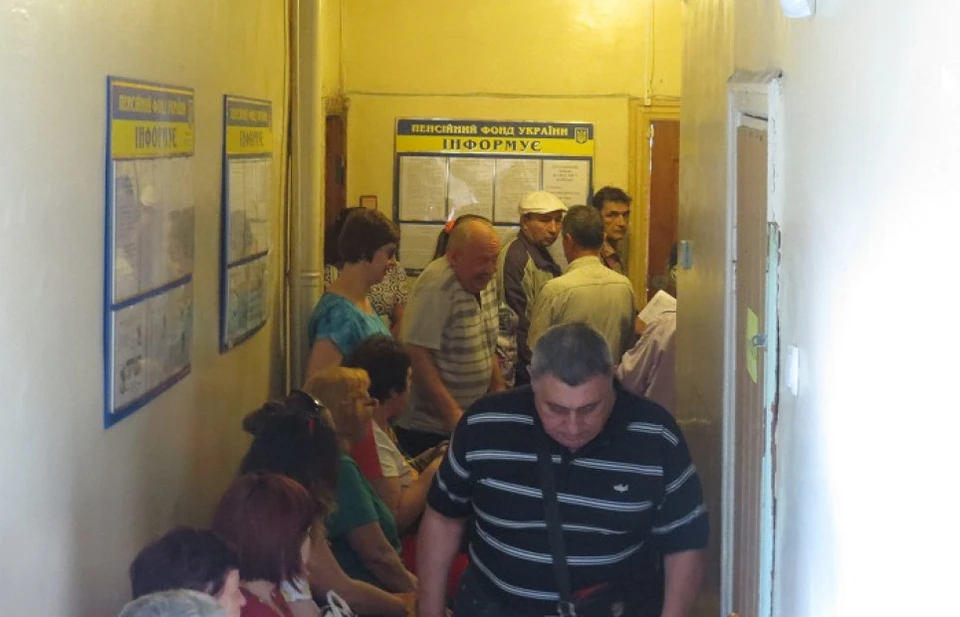 Переселенцы из Донбасса вновь встали в очереди, чтобы доказать чиновникам свое право на пенсию. Фото: mariupolnews.com.ua