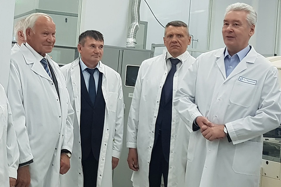 Сергей Собянин во время его посещения технопарка "Радиофизика"