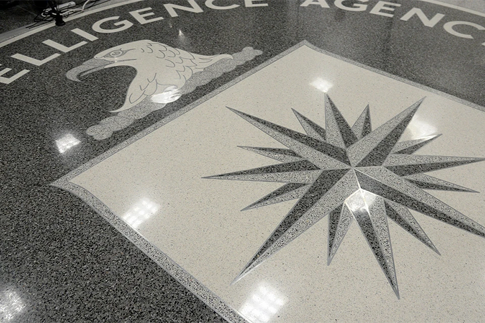 Эмблема ЦРУ в штаб-квартире организации.
