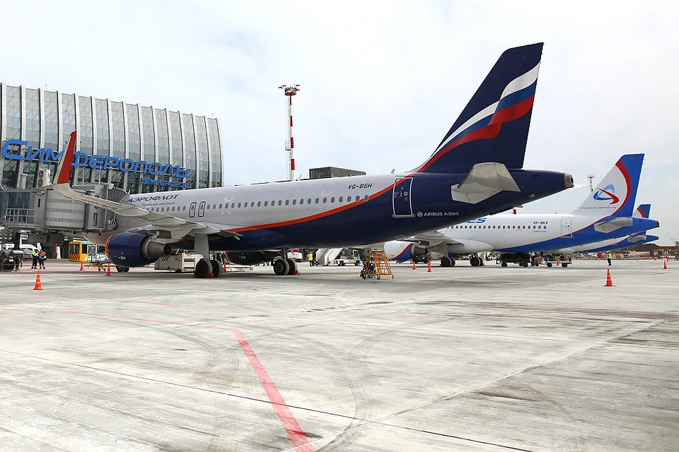 Самолёты у нового терминала `Крымская волна` аэропорта `Симферополь`.