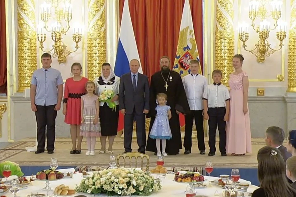 После вручения награды Геннадий Урсов выразил Президенту России благодарность за теплый прием.