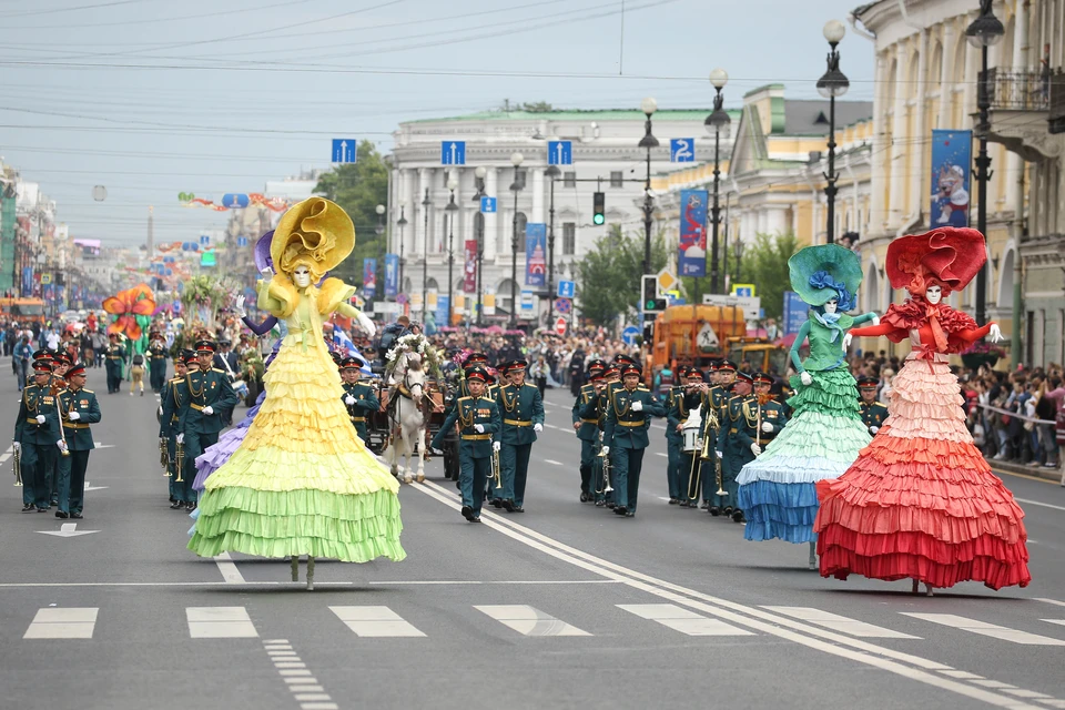 Цветочные колонны направляются на Дворцовую площадь