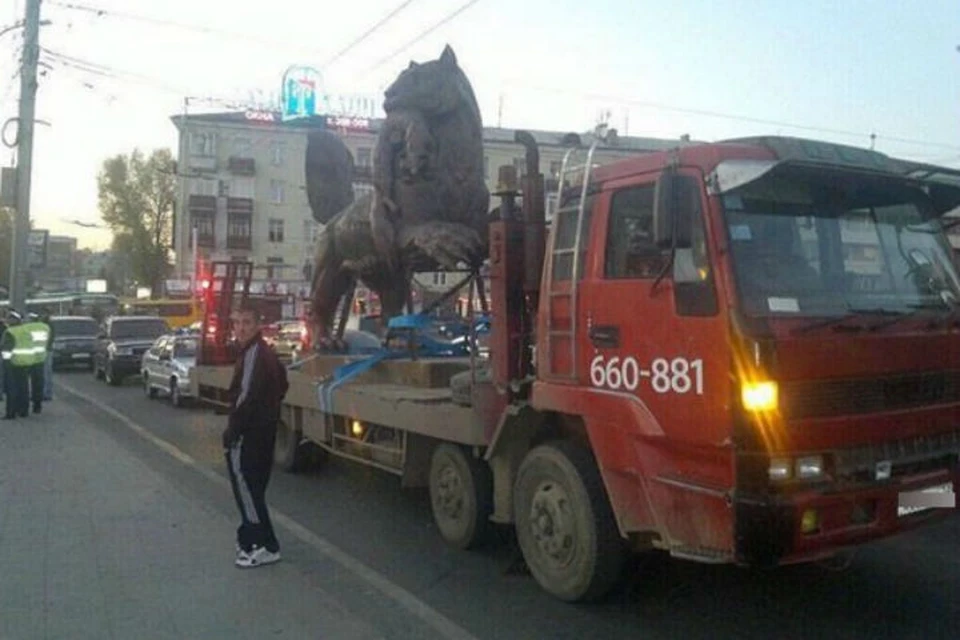 Фото, на котором скульптуру Бабра в Иркутске увозят на эвакуаторе - фейк. Фото: группа dtp_irk