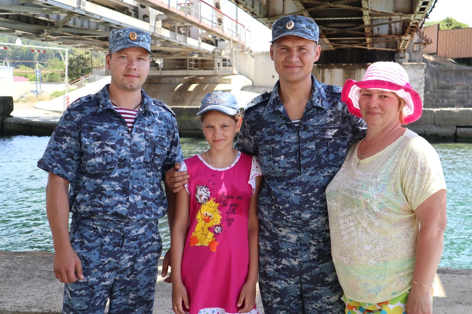 Ольга Ивановна с внучкой и своими спасителями Семеном Никифоровым и Андреем Липаем