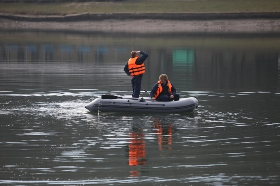 Тело утонувшего взрослого продолжают искать спасатели. Фото: Дмитрий АХМАДУЛЛИН.
